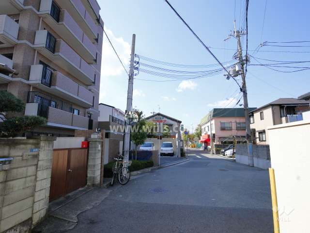 敷地北側の前面道路
