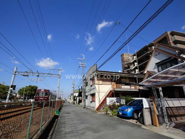敷地の西側には阪急伊丹線が走っています。