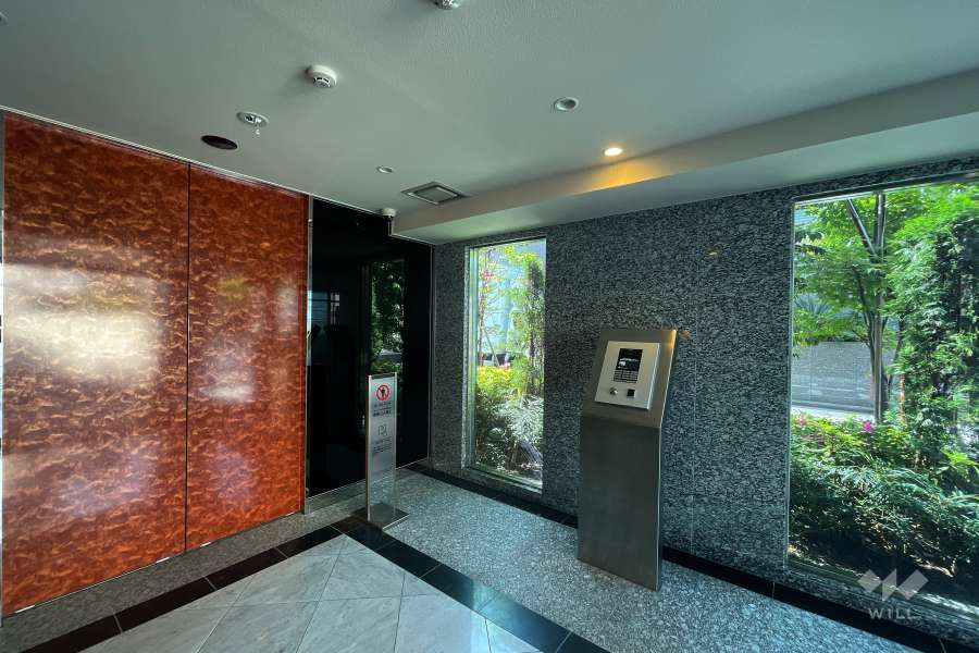 エントランスはオートロック付きです。