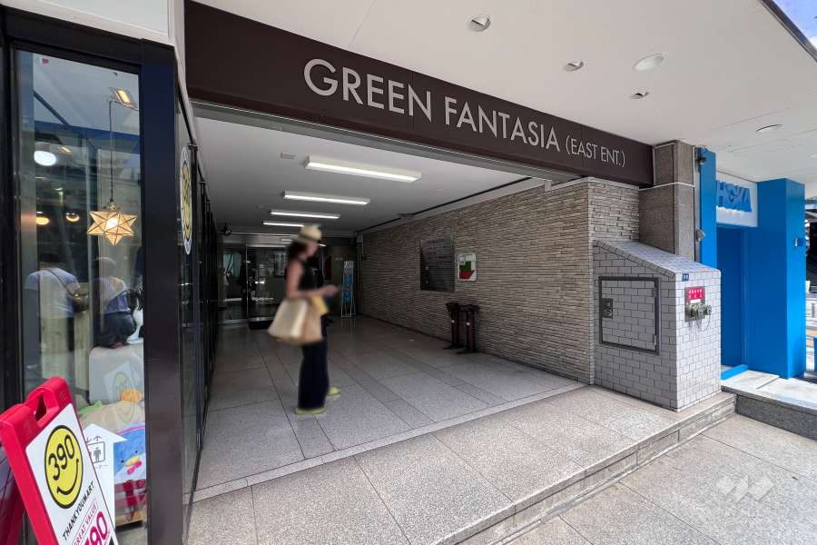 エントランス（EAST側）