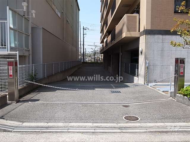 敷地内駐車場入り口（ロボットゲート付き）