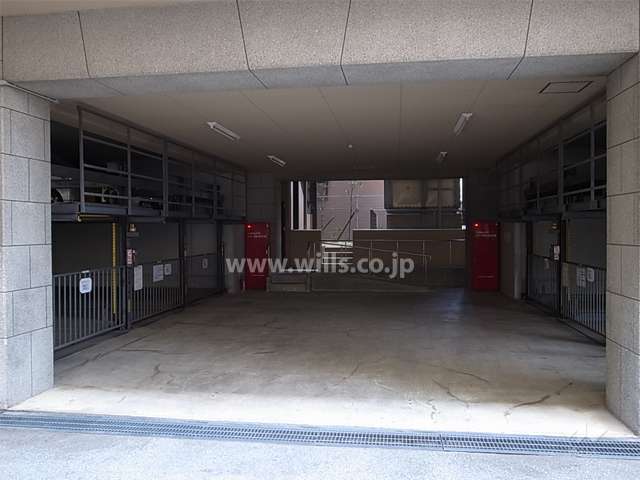 建物1階にある敷地内駐車場（機械式）
