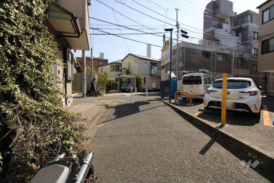 敷地南側の前面道路（西側から）