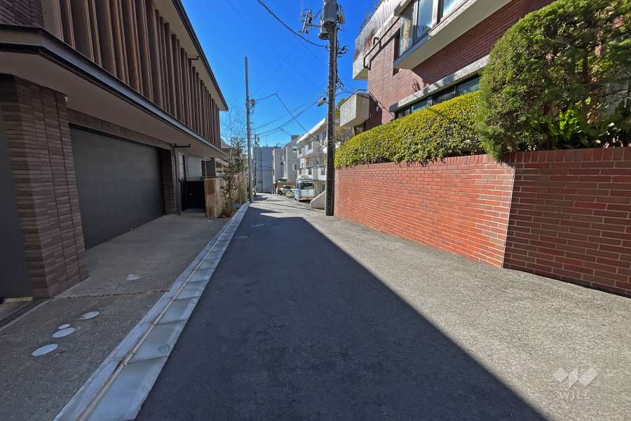 敷地東側の前面道路（北側から）