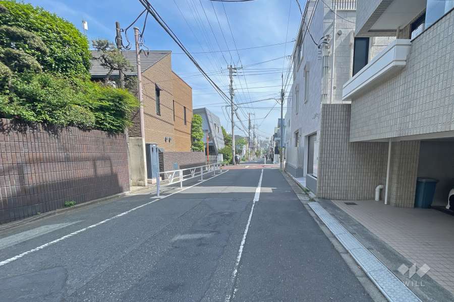 敷地北東側の前面道路