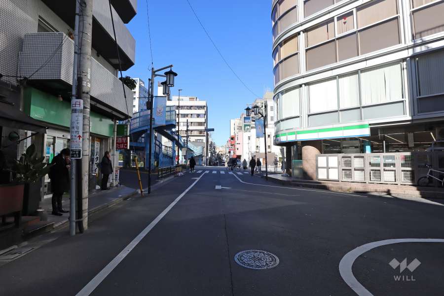 敷地北東側の前面道路(南東側から)