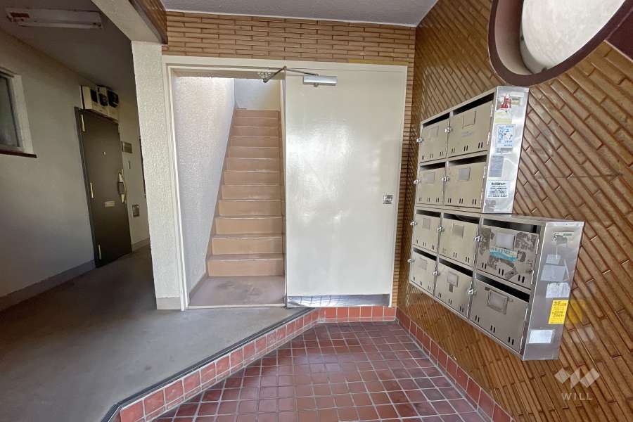 エントランスと共用ポスト