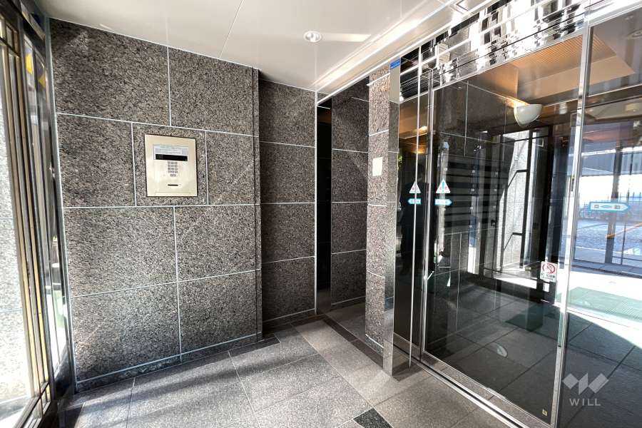 エントランスはオートロック付きです。