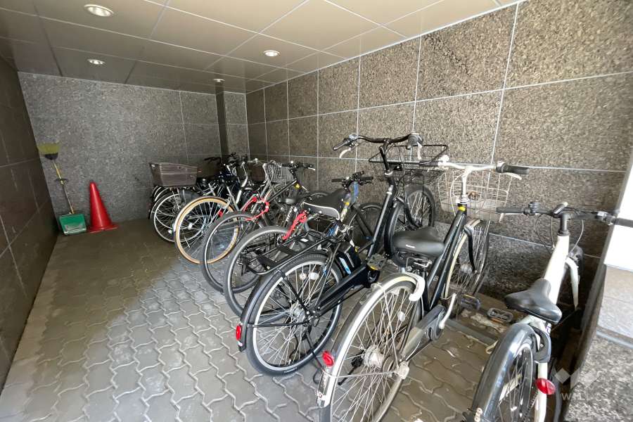 屋内に設けられた駐輪場
