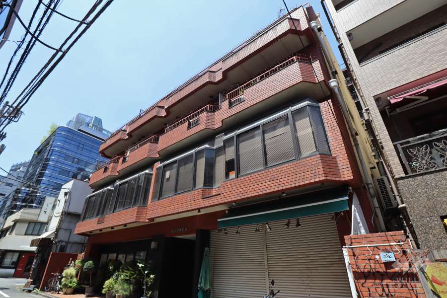 青山宮野ビルの外観（南東側から）