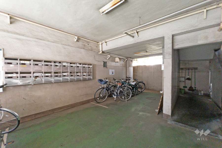 共用ポストと駐輪場