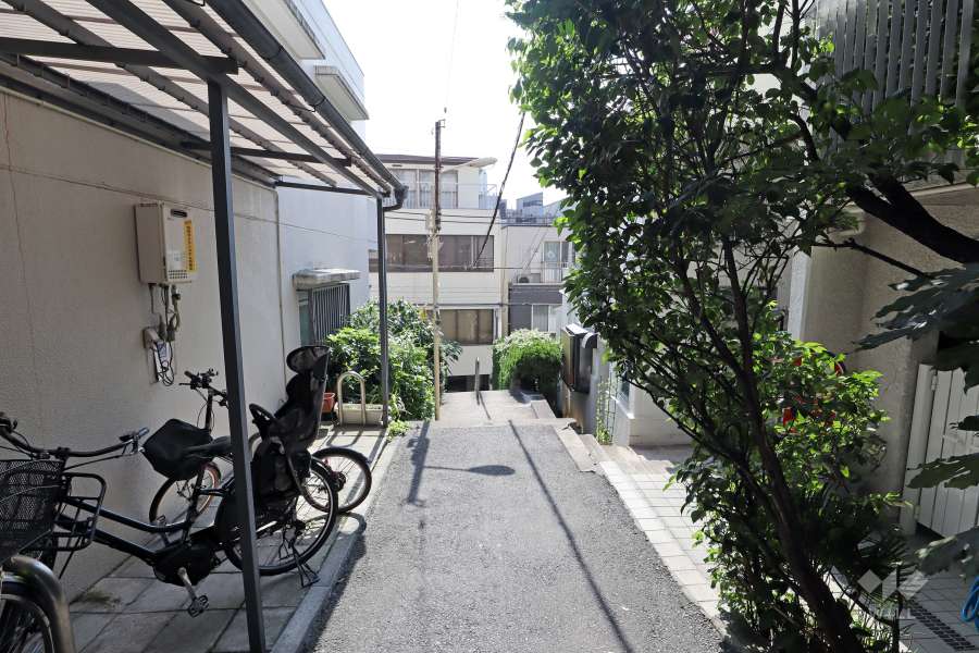 敷地南側前面道路(東側から)