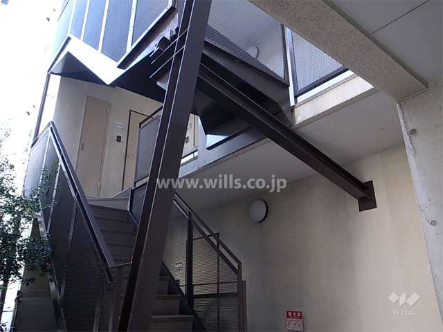 鉄製の共用階段