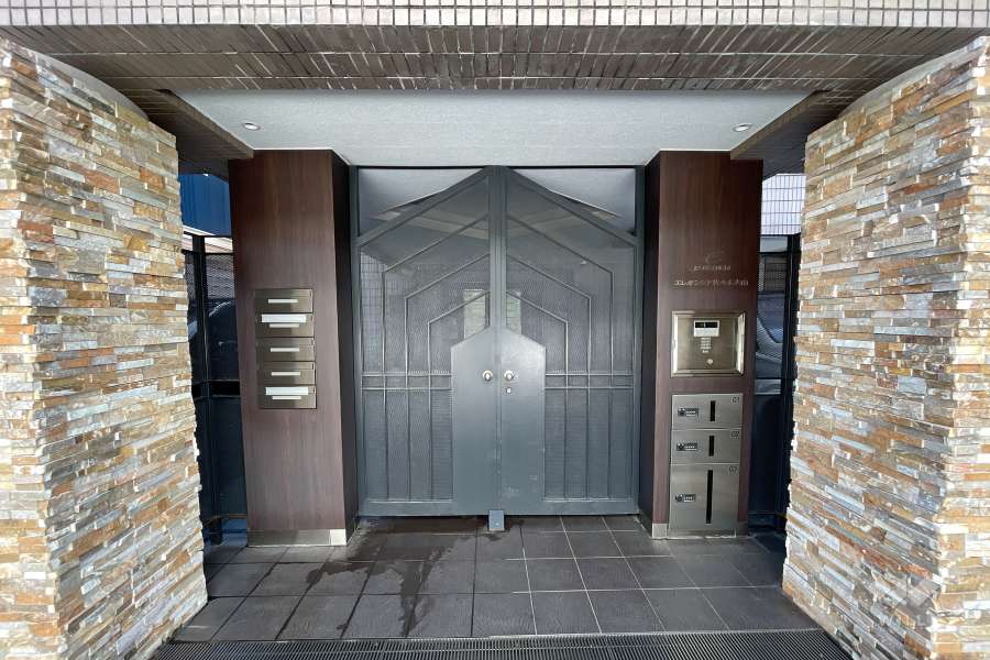 エントランスはオートロック付きです。