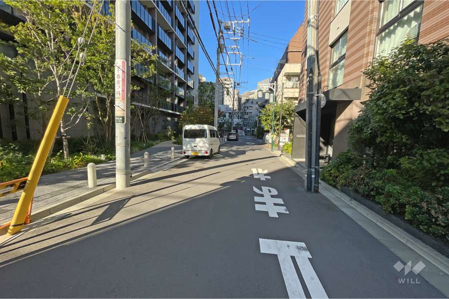 敷地北東側の前面道路（南東側から）