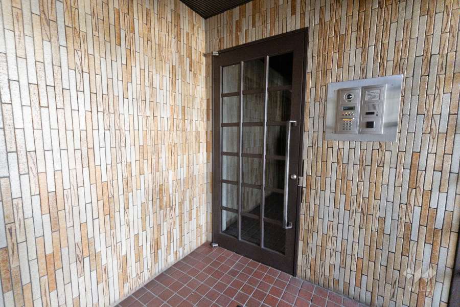 エントランスはオートロック付きです。