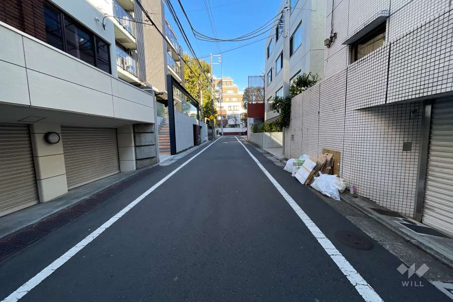 敷地西側の前面道路