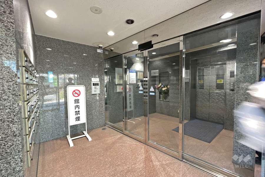 エントランスはオートロック付きです。