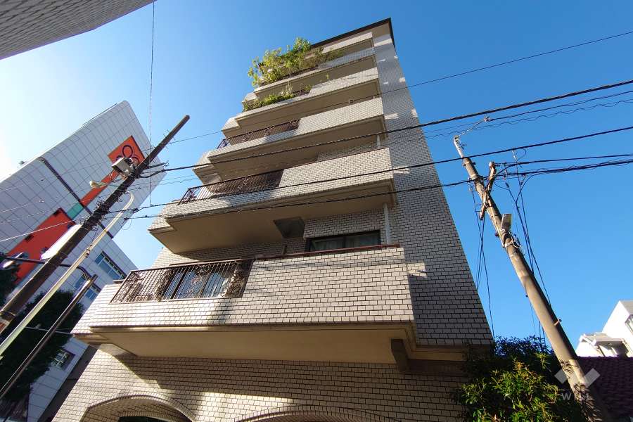 クラウン青山の外観（南東側から）