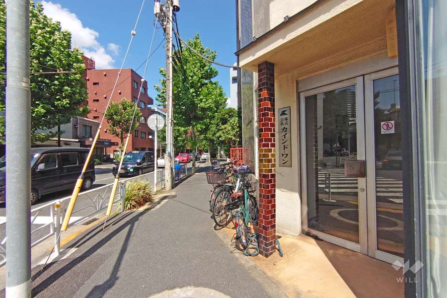 敷地北側の前面道路（西側から）