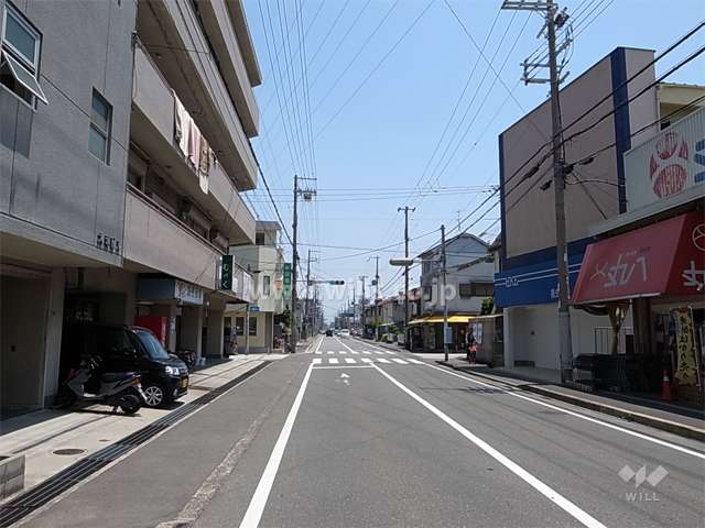 敷地南側は二車線の通りに面しています。