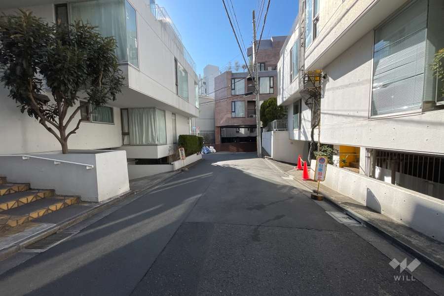 敷地西側の前面道路