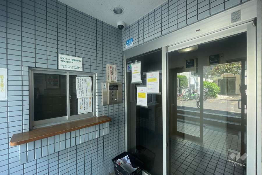 エントランスはオートロック付きです。