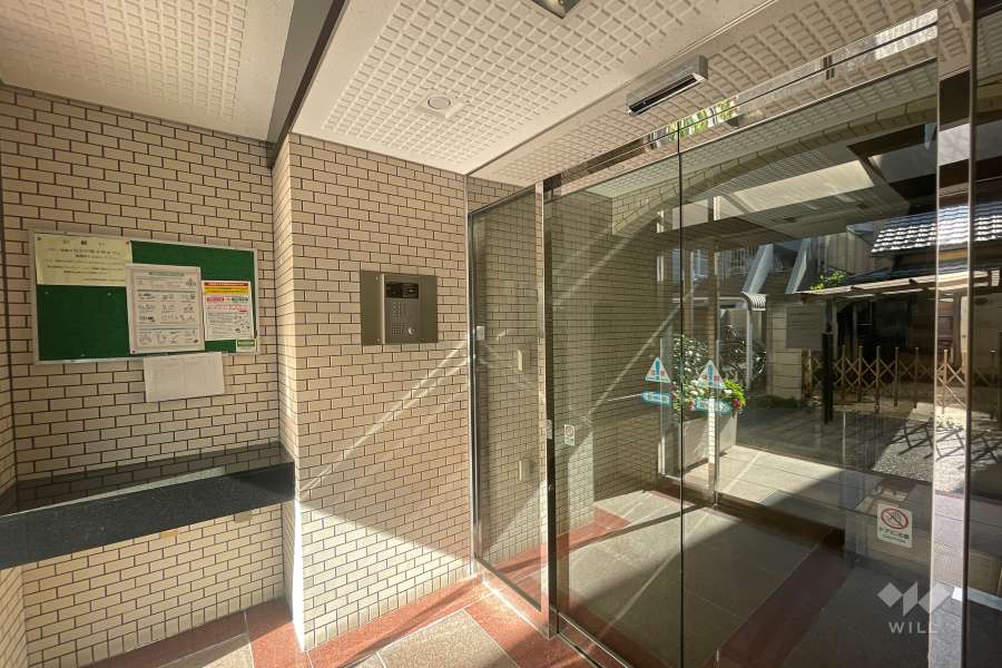 エントランスはオートロック付きです。