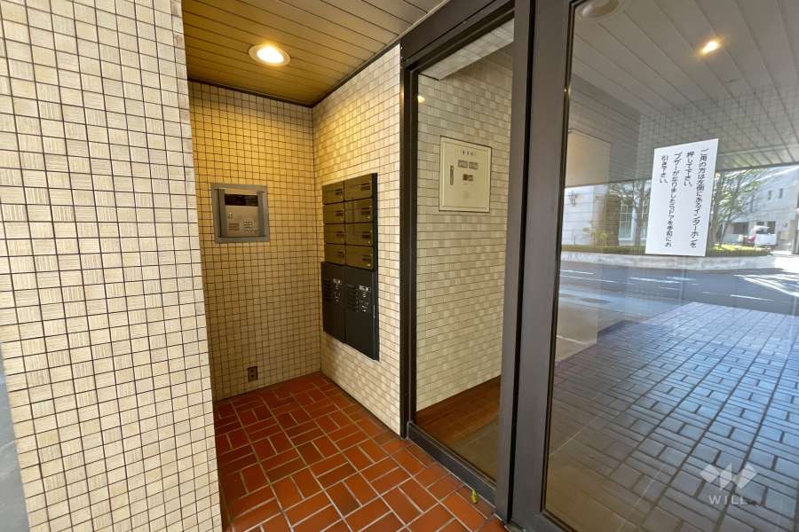 エントランスはオートロック付きです。