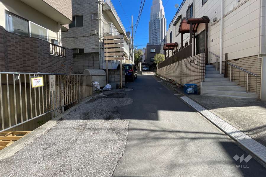 敷地南東側の前面道路（南西側から）