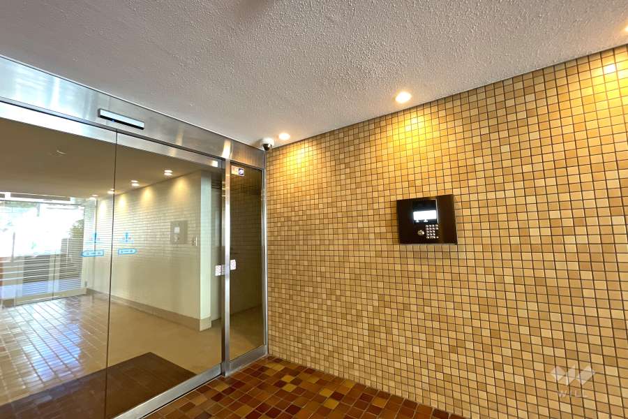 エントランスはオートロック付きです。