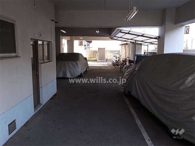 敷地内駐車場と駐輪場