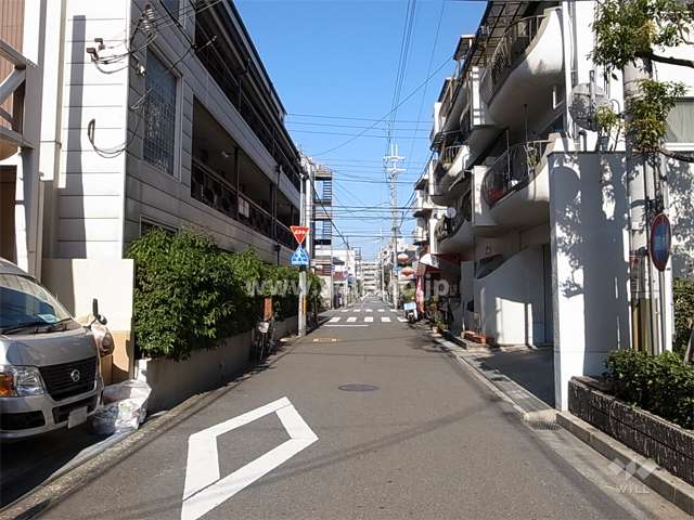 周辺は静かな住宅地です。マンション、一戸建ての他、店舗も点在しています。
