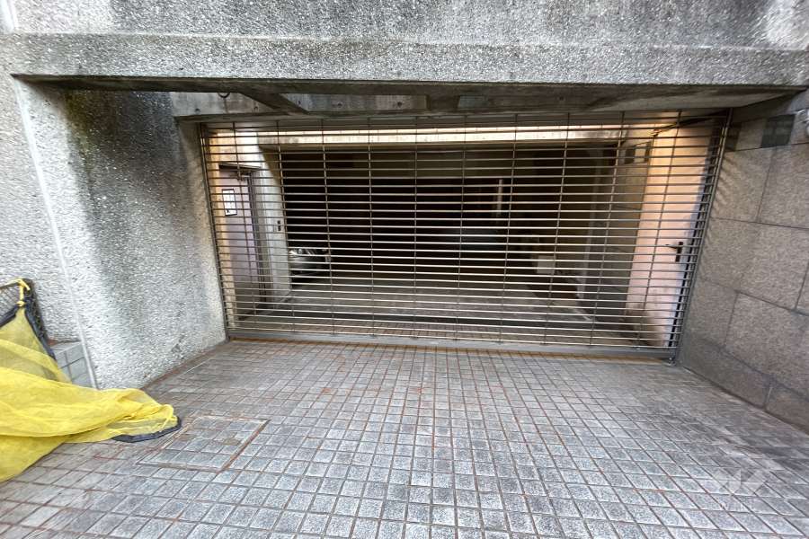駐車場の出入り口（リングシャッター付き）