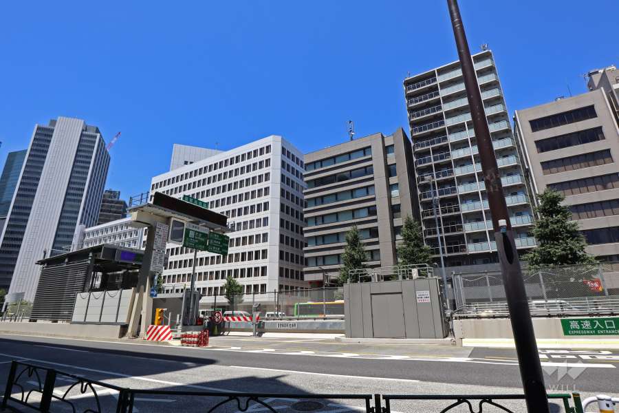 敷地南側には片側、三車線の幹線道路が通っています。