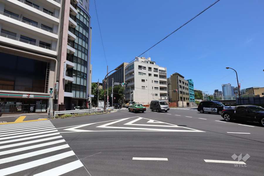 敷地南側には片側、三車線の幹線道路が通っています。
