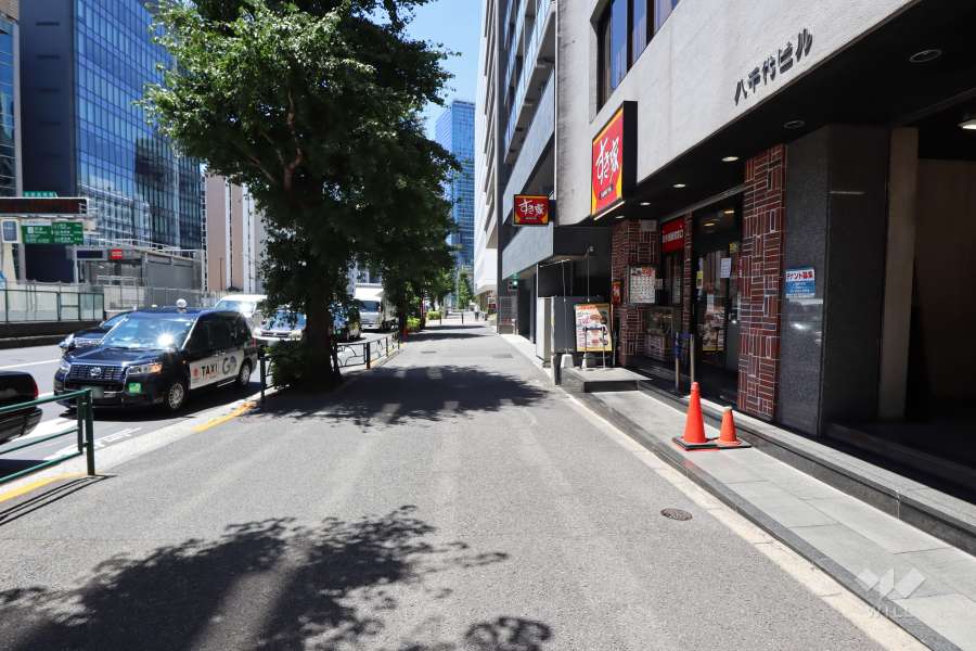 敷地南側の前面道路（東側から）