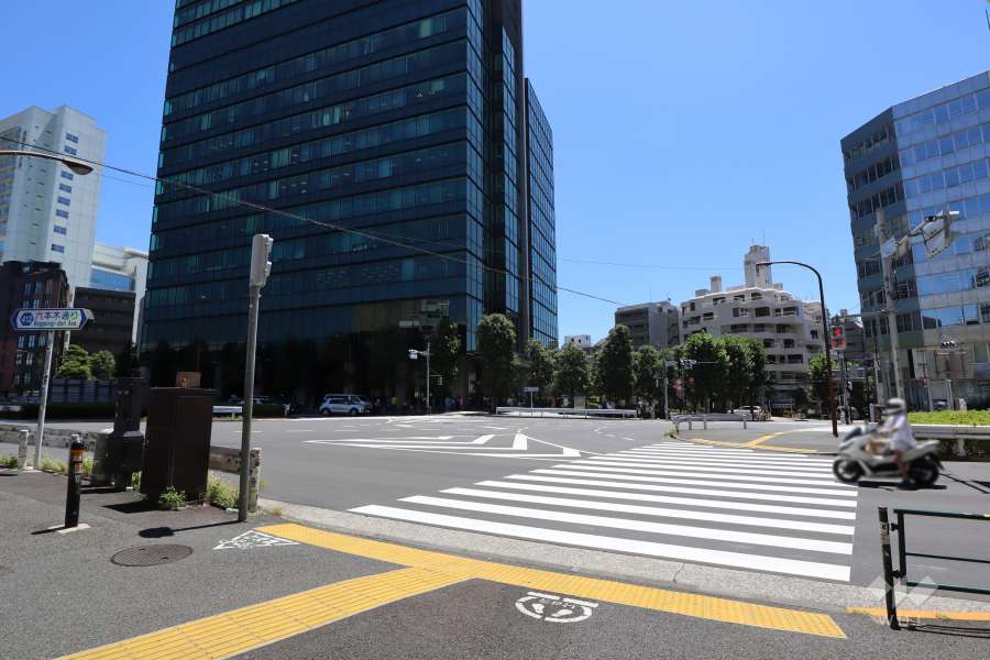 敷地南側には片側、三車線の幹線道路が通っています。