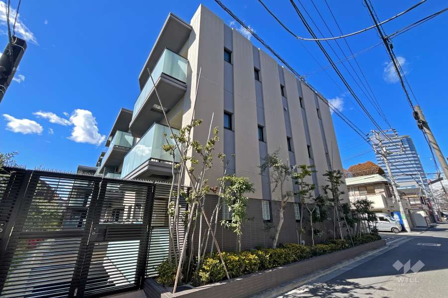 オープンレジデンシア初台の外観（東側から）