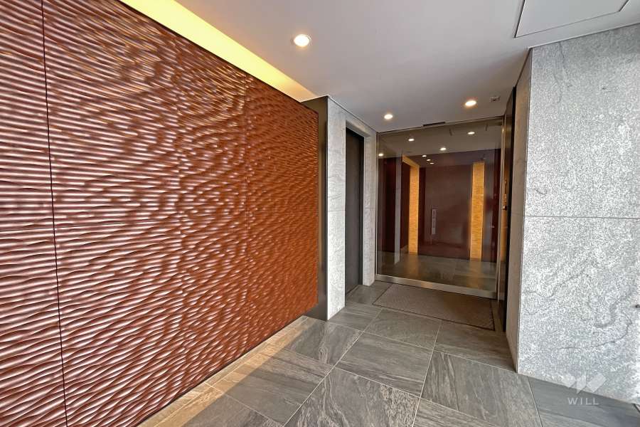 石張りのエントランス