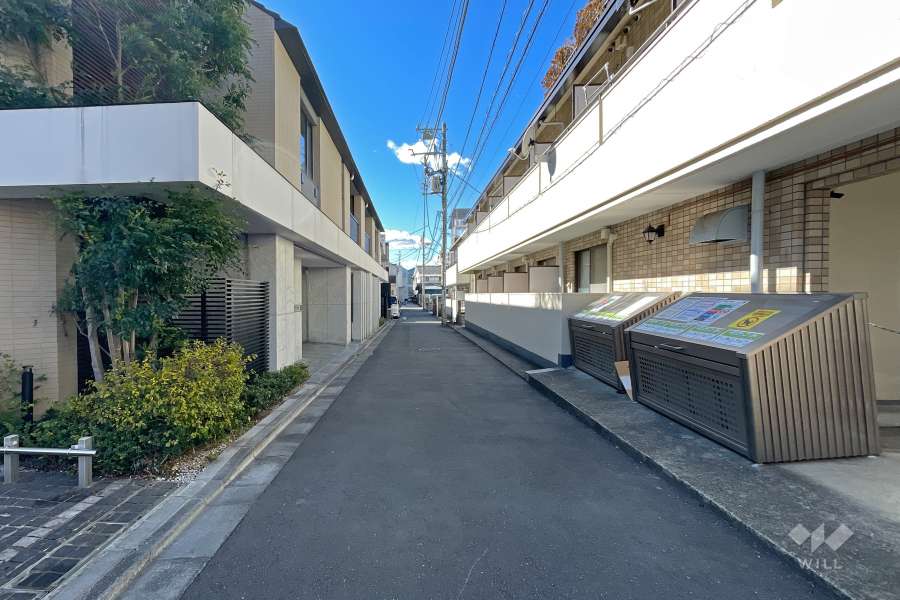 敷地北側の前面道路（東側から）