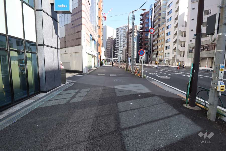 敷地北東側の前面道路（南側から）