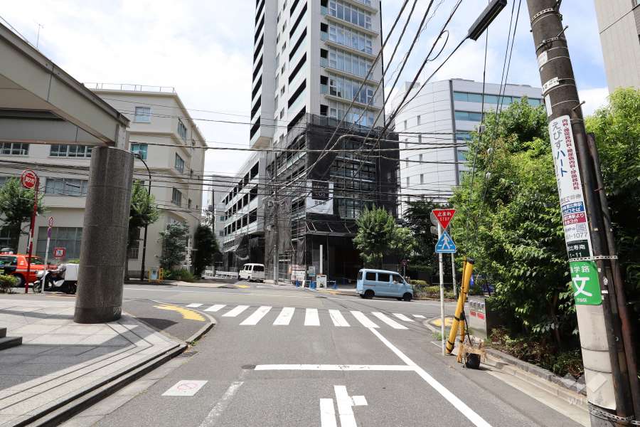 プラウド恵比寿南の南東側前面道路(北東側から)