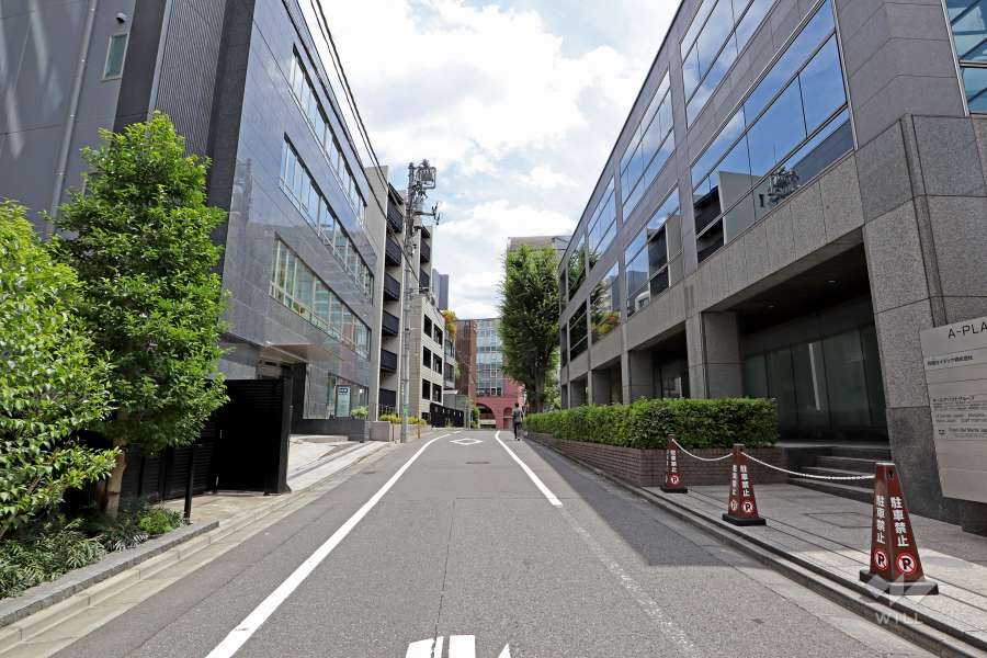 プラウド恵比寿南の南東側前面道路(南西側から)