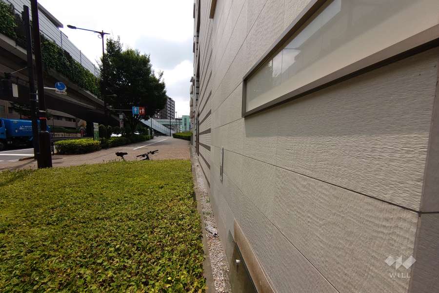 敷地東側の前面道路（北側から）