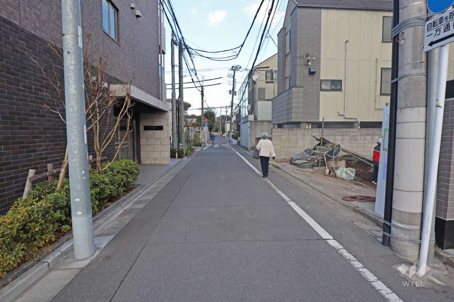 敷地南側の前面道路(西側から)