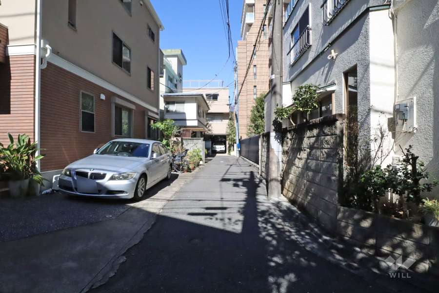 敷地西側の前面道路（南側から）