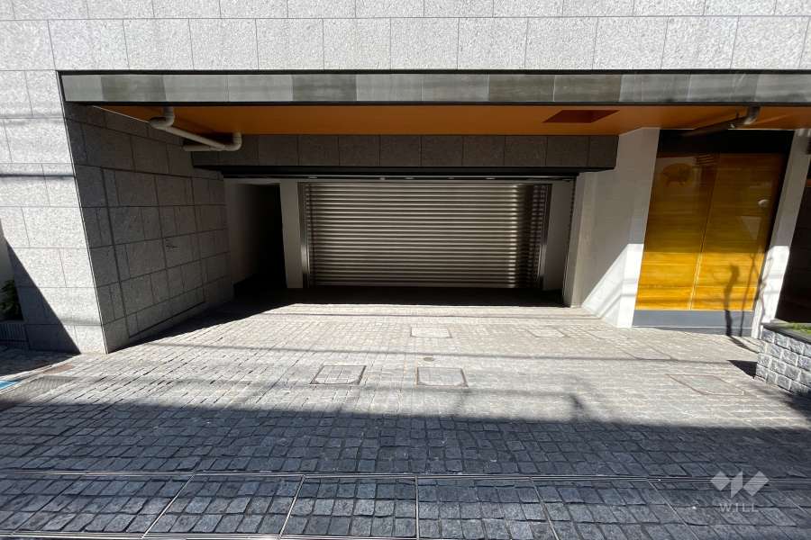 駐車場の出入り口（シャッター付き）