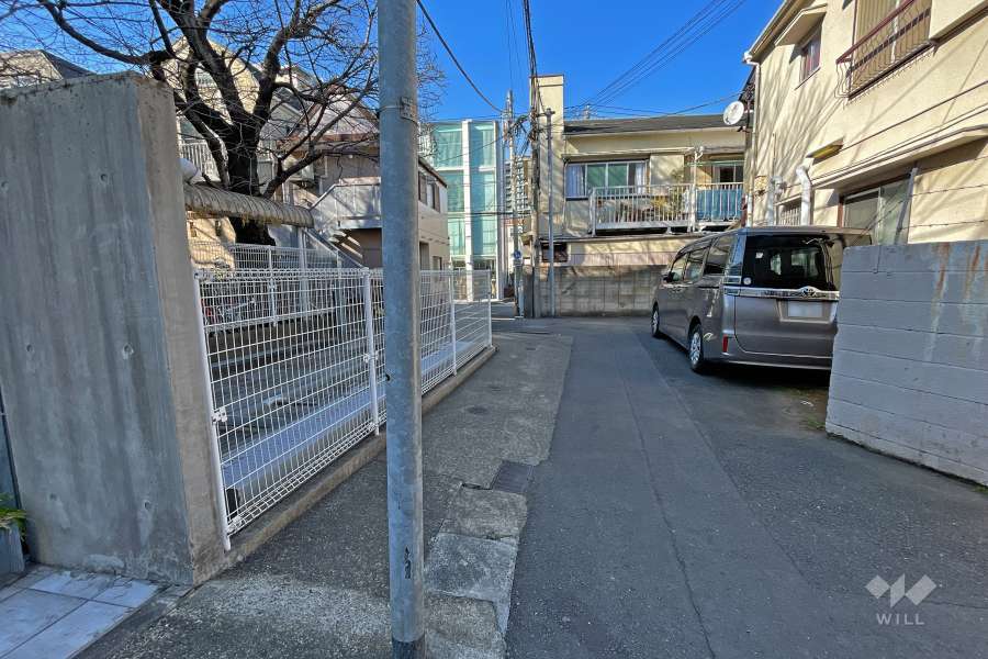 敷地東側の前面道路（南側から）