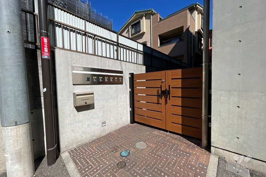 エントランスはオートロックです。